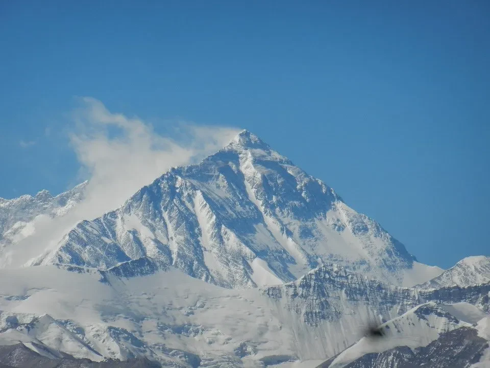 Vista maestosa delle montagne innevate del Nepal e del Tibet sotto un cielo azzurro.