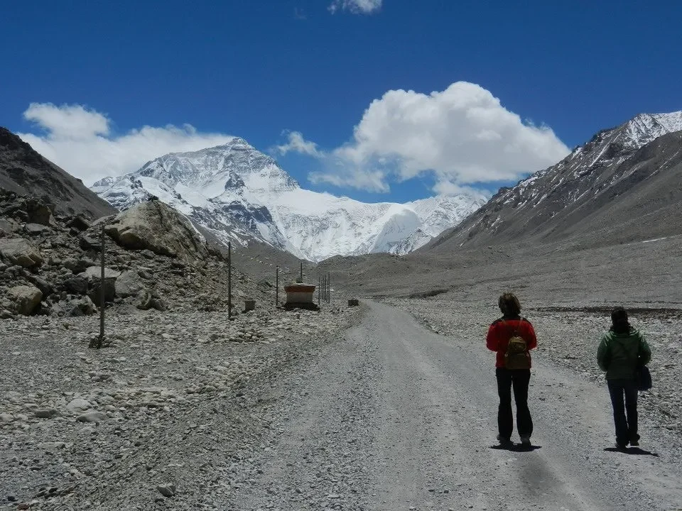 Un sentiero innevato conduce attraverso un paesaggio montano innevato in Nepal o Tibet.