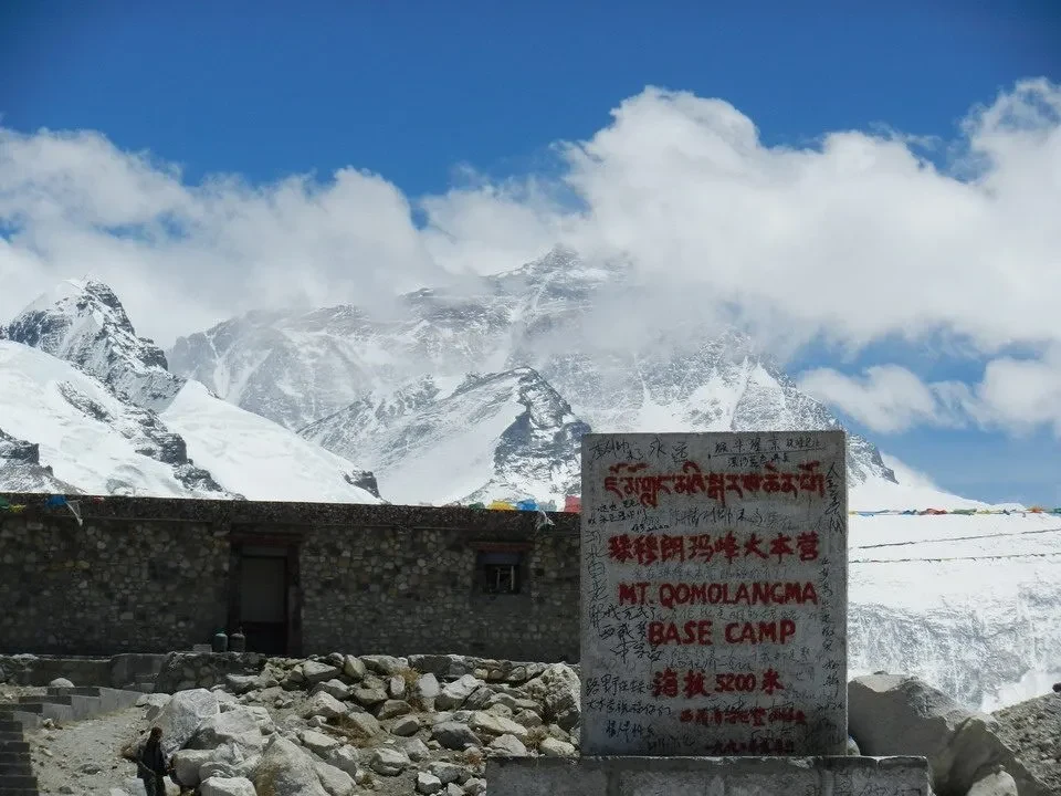 Il campo base dell'Everest è visibile con montagne innevate circostanti.