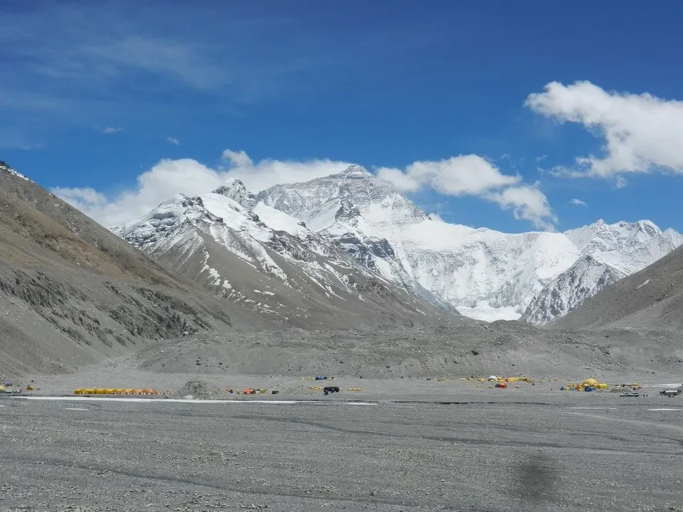 Una vista panoramica del campo base dell'Everest con montagne innevate in Nepal e Tibet. Una vista panoramica del campo base dell'Everest con montagne innevate in Nepal e Tibet.