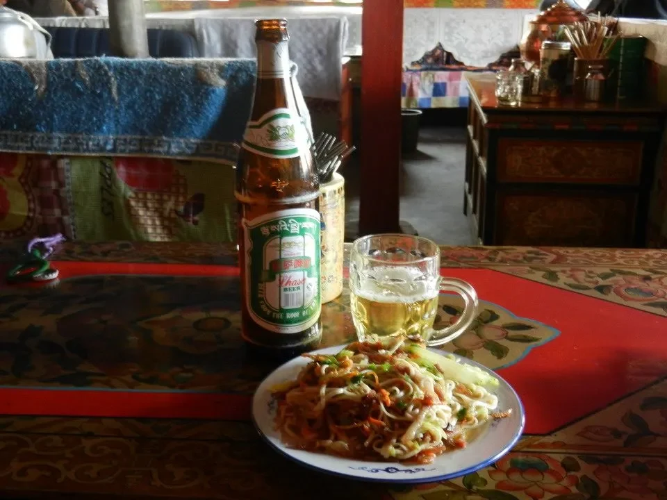 Un pasto tradizionale viene servito in un ristorante con vista sulle montagne del Nepal e del Tibet.