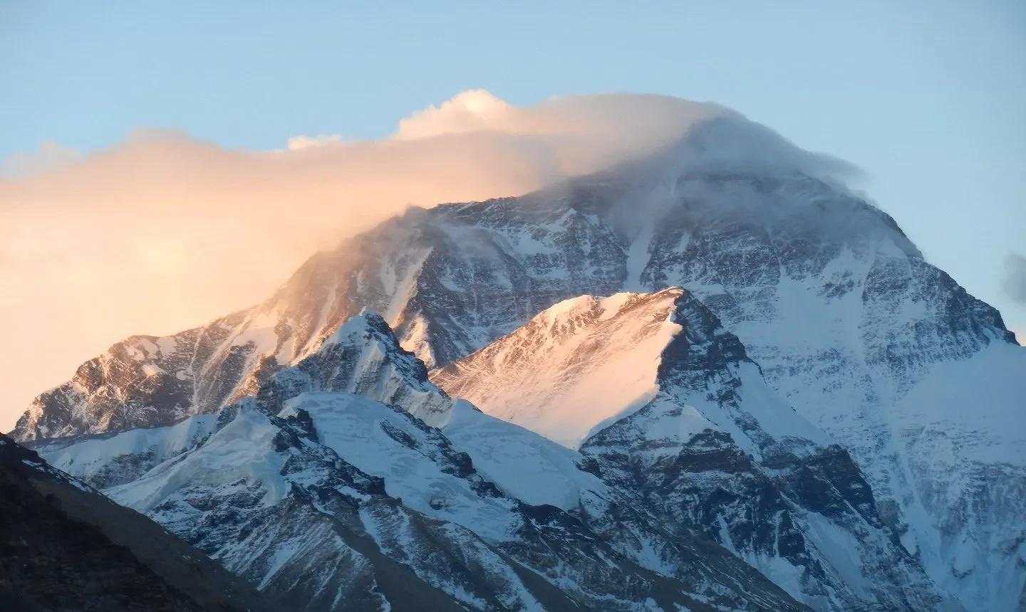 Le montagne innevate del Nepal e del Tibet all'alba con nuvole basse.
