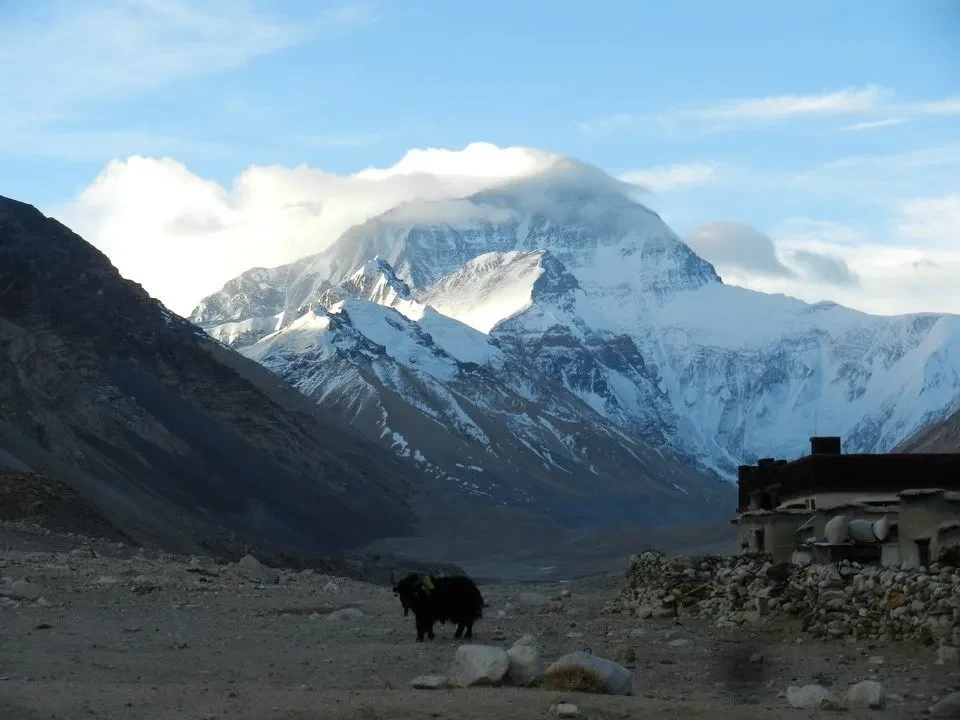 Alba sulle montagne dell'Everest in Nepal e Tibet.