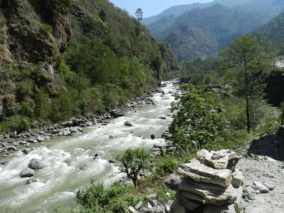 Fiume scorre attraverso una gola montuosa in Nepal o Tibet.