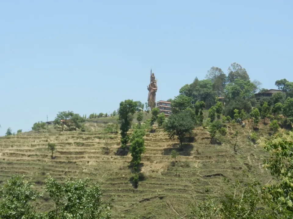 Statua di Shiva su un'altura in Nepal o Tibet.