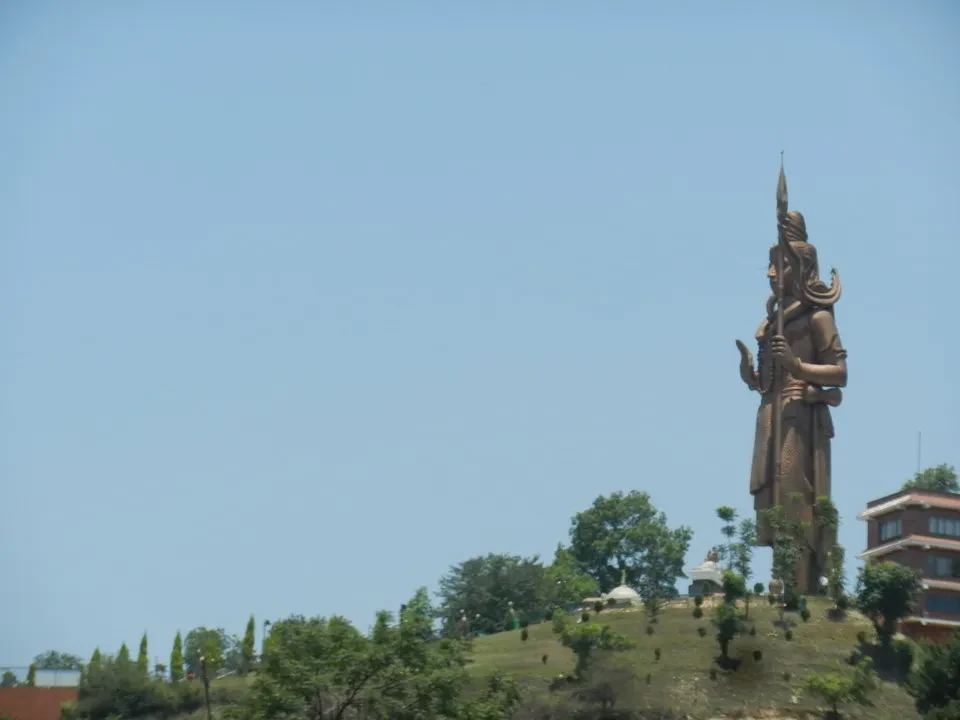 Statua di Shiva su un'altura in Nepal o Tibet.