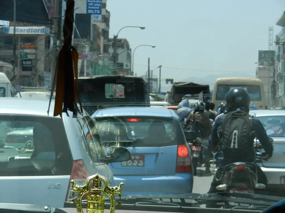 Traffico intenso su una strada cittadina in Nepal.