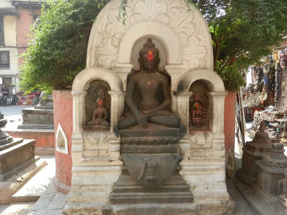 Statua di Buddha seduto in un tempio buddista in Nepal o Tibet.