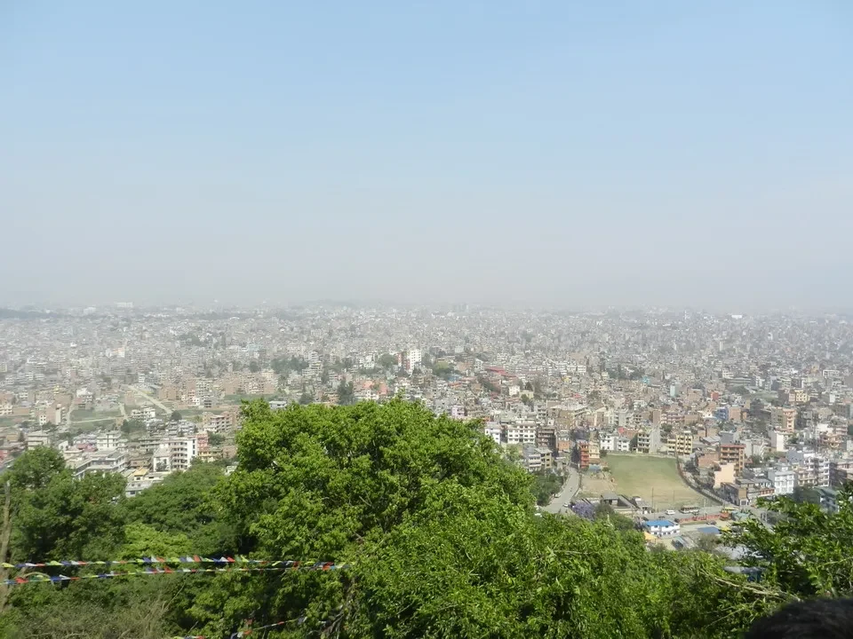 Vista panoramica di Swayambhunath con un vasto paesaggio urbano in Nepal e Tibet.