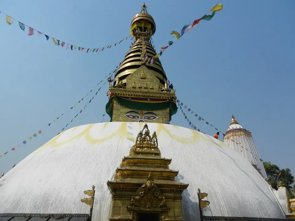 Vista del Swayambhunath con tetti dorati e bandiere colorate in Nepal e Tibet.