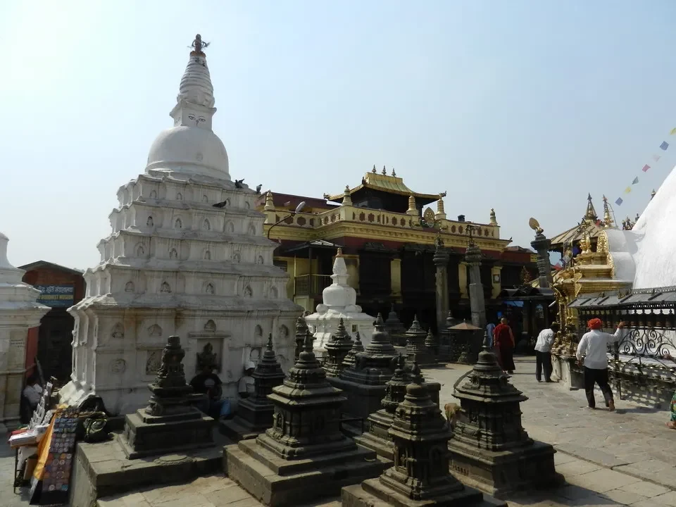 Vista del Swayambhunath in Nepal, un luogo di culto con strutture dorate e bianche.