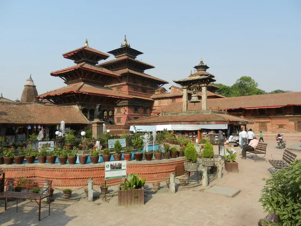Piazza Durbar a Patan, Nepal, con edifici in mattoni rossi.