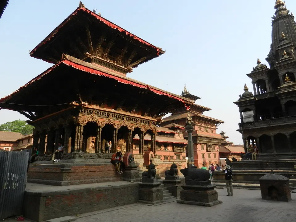 Piazza Durbar a Patan, Nepal, con edifici storici in legno e mattoni.