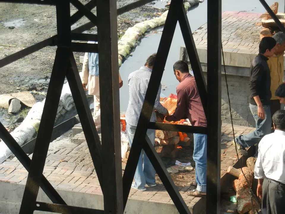 Uomini interagiscono con materiali in un ambiente esterno.
