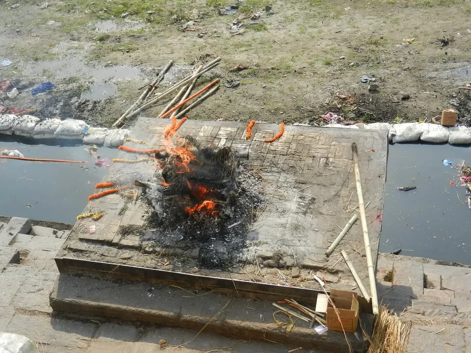 Rituale religioso in corso vicino a un fiume in Nepal o Tibet.