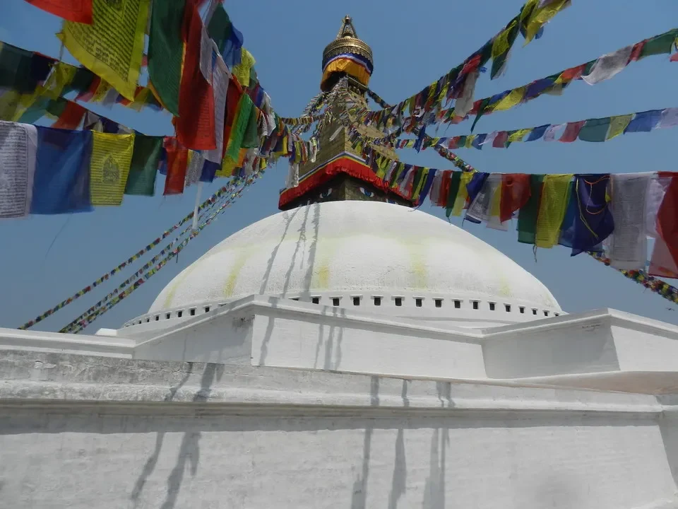 Bandiere colorate decorano la cima di un edificio religioso in Nepal o Tibet.
