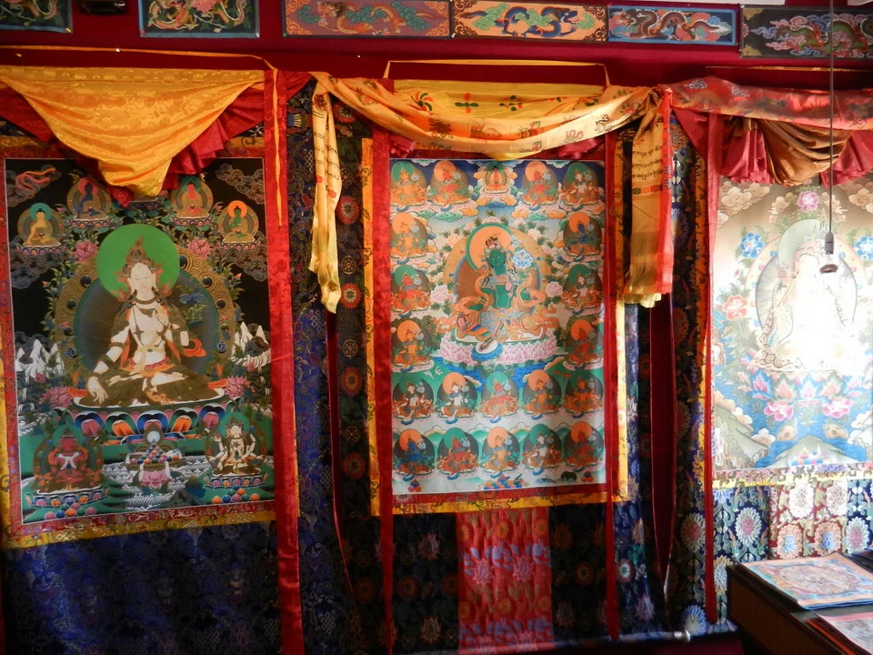 Interno decorato con tappeti e quadri religiosi colorati in stile tibetano o nepalese.