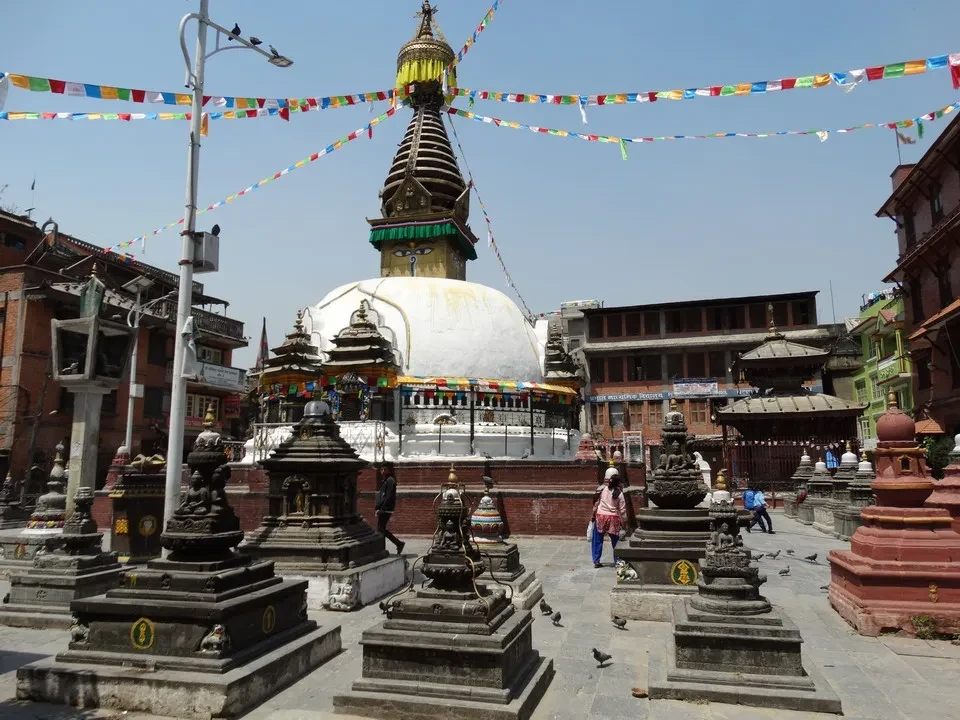 Vista di un complesso religioso con stupa nel contesto himalayano.