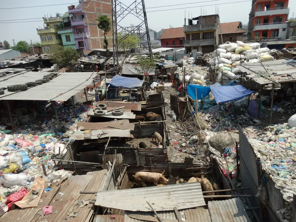 Paesaggio urbano con abitazioni improvvisate in una zona di Kathmandu.