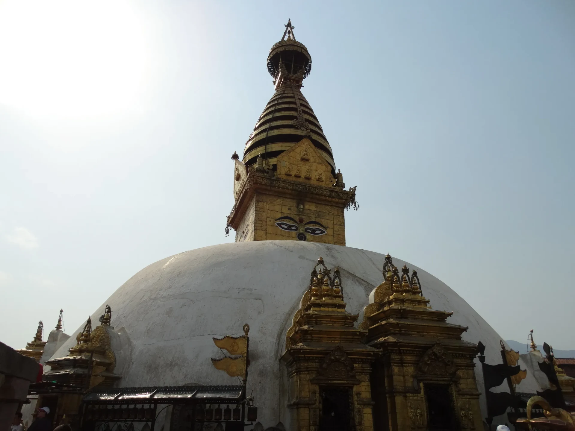 Struttura del monastero di Swayambhunath con il Monte Kailash visibile sullo sfondo.