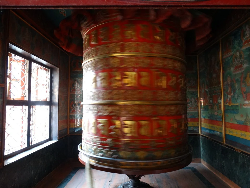 Interno colorato con decorazioni tradizionali in un edificio tibetano vicino a Kathmandu.