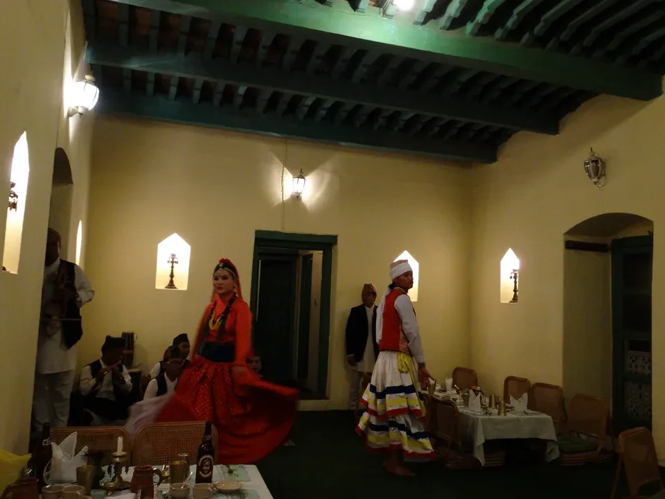 Cena tradizionale in un ristorante con decorazioni etniche.