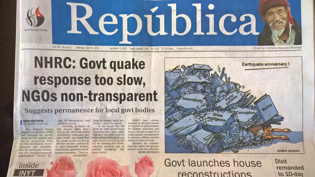 Una fotografia mostra una copertina di giornale con immagini relative a eventi sismici e notizie politiche in Nepal.
