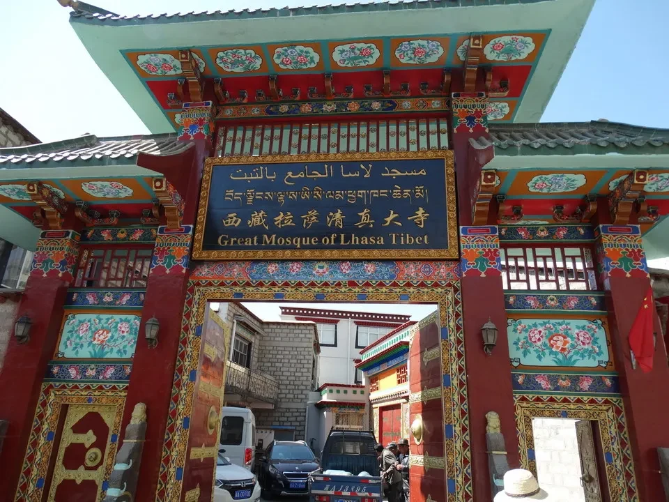 Vista della moschea di Lhasa con decorazioni vivaci.