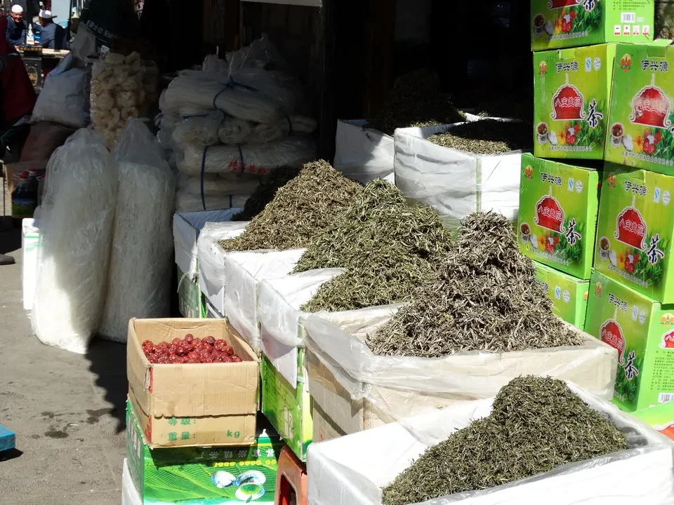 Mercato con venditori di erbe e prodotti secchi nel quartiere islamico di Lhasa.