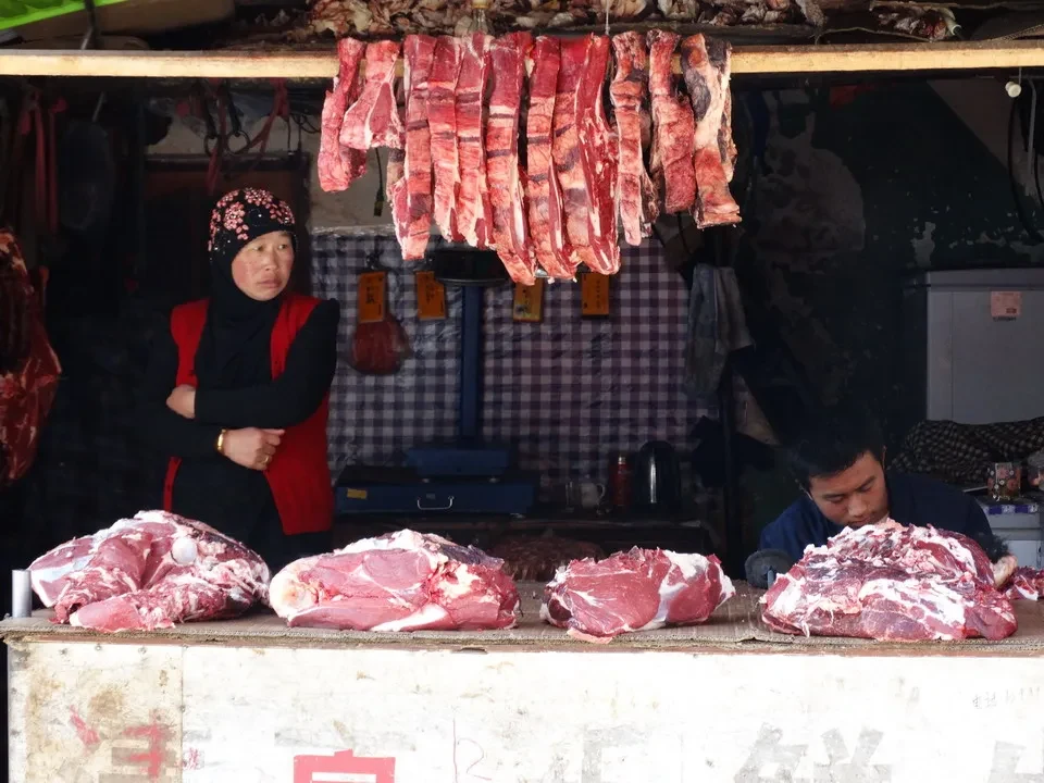 Mercato di carne nel quartiere islamico di Lhasa, Tibet.