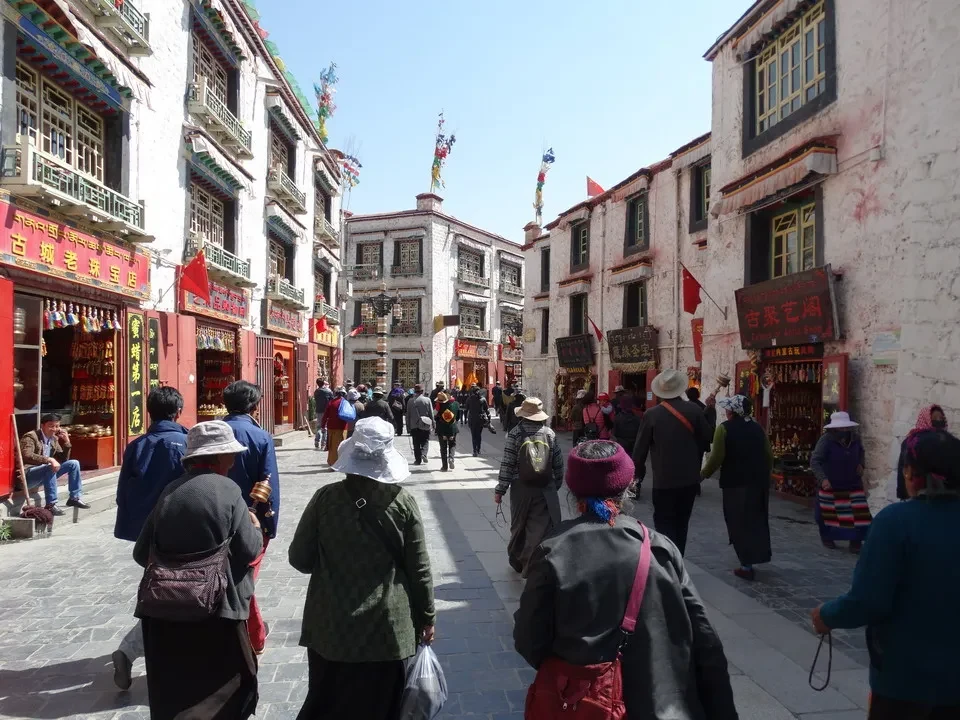 Una strada pedonale colorata con edifici tradizionali in Tibet e Kathmandu.