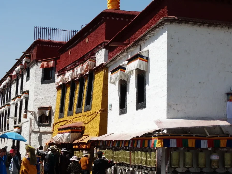 Architettura tradizionale tibetana lungo un percorso di trekking vicino a Lhasa e al Kailash.