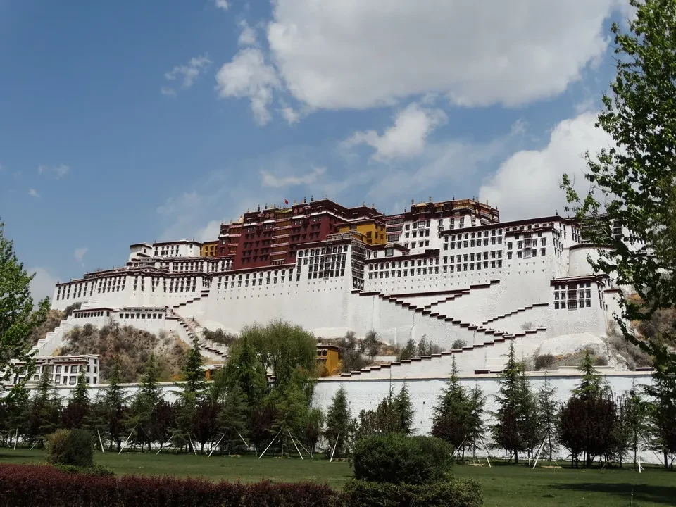 Il palazzo del Potala a Lhasa con il Monte Kailash sullo sfondo.