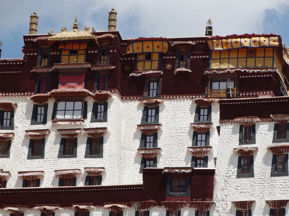 La vista del palazzo del Potala a Lhasa, Tibet.
