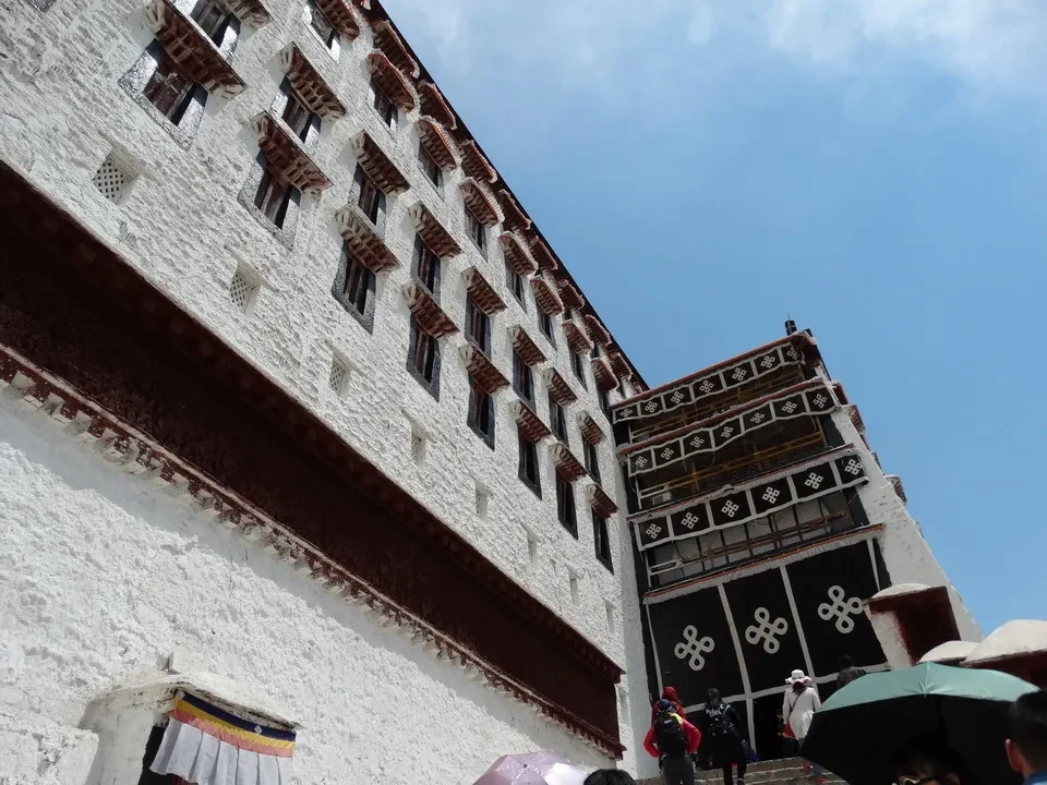 La parete bianca del Potala a Lhasa mostra dettagli architettonici tradizionali.