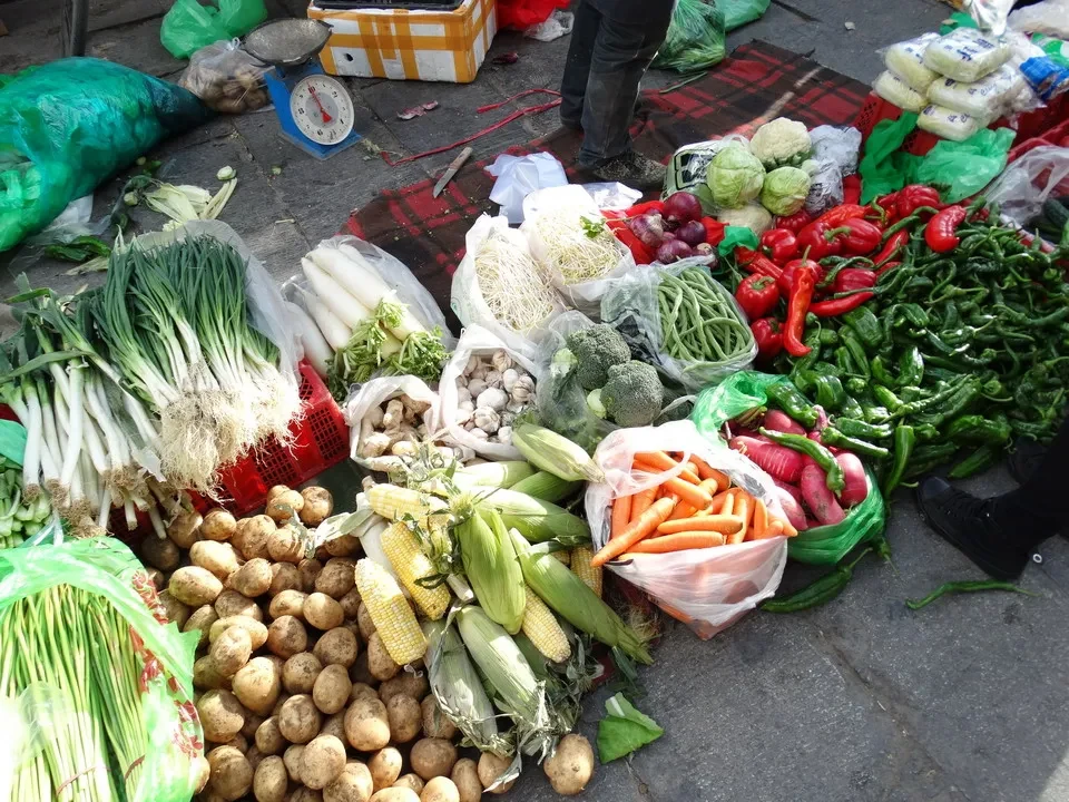 Mercato islamico a Lhasa con frutta e verdura esposte all'aperto.