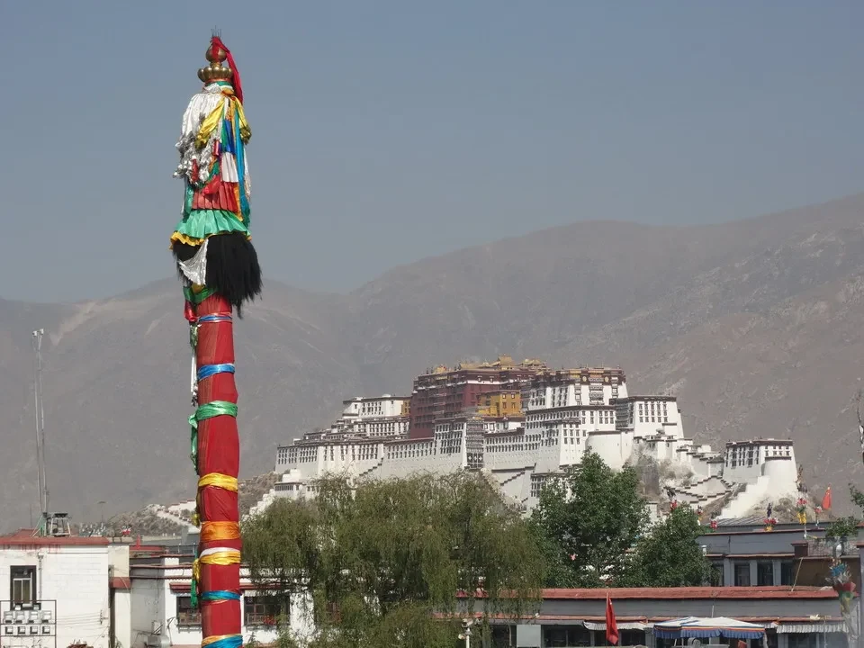 Una bandiera tibetana sventola davanti a un palazzo in Tibet vicino a Kathmandu.