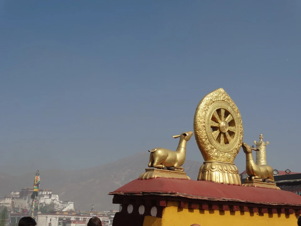Decorazioni dorate con animali simboleggiano un edificio in Tibet vicino al Kailash.