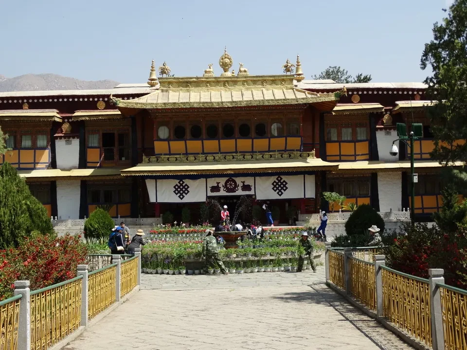 Cortile esterno del monastero di Norbulingka a Lhasa.
