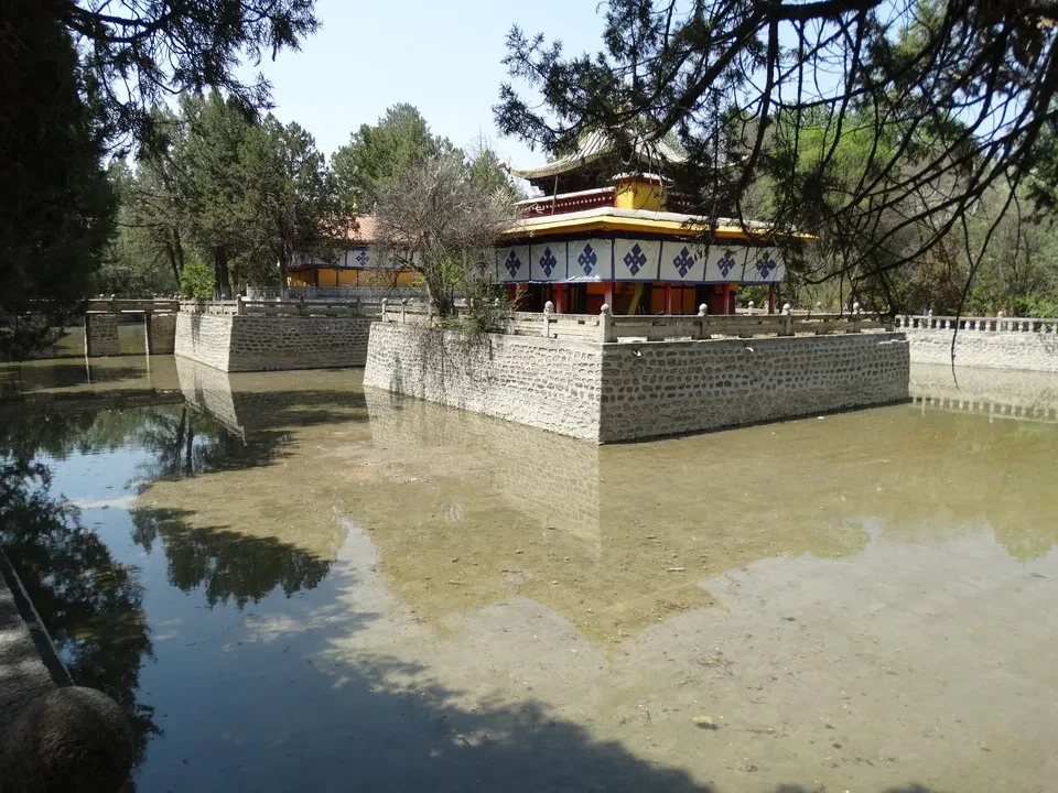 Vista del monastero di Norbulingka a Lhasa con il Monte Kailash visibile sullo sfondo.