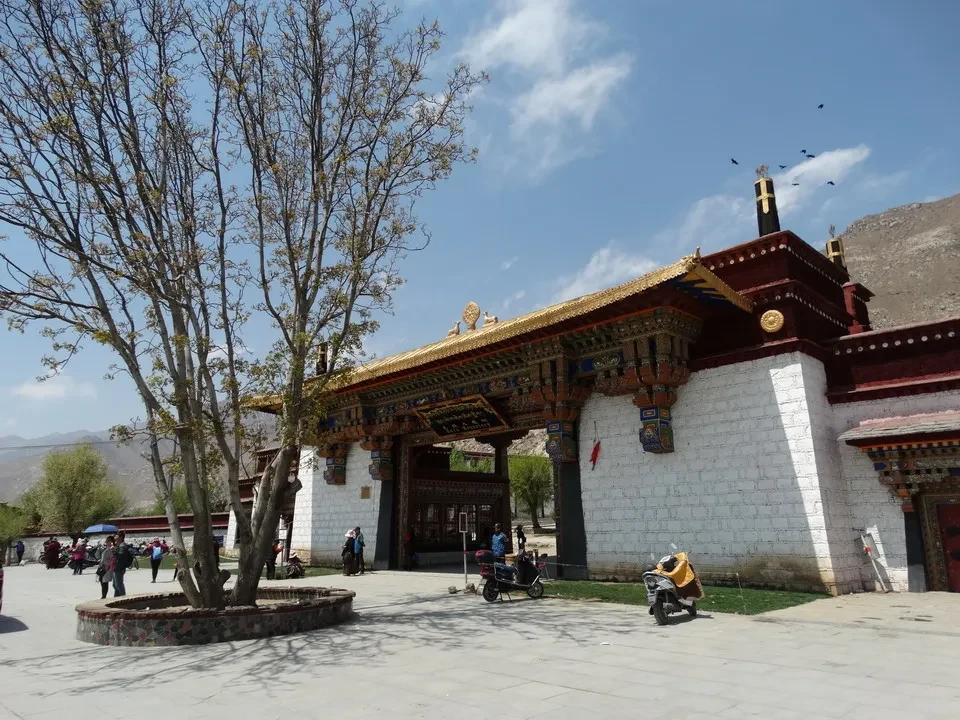 Il monastero di Lhasa con la montagna del Kailash sullo sfondo.