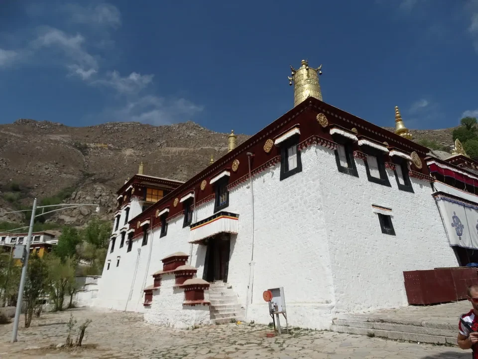 Monastero di Lhasa con sfondo montano.
