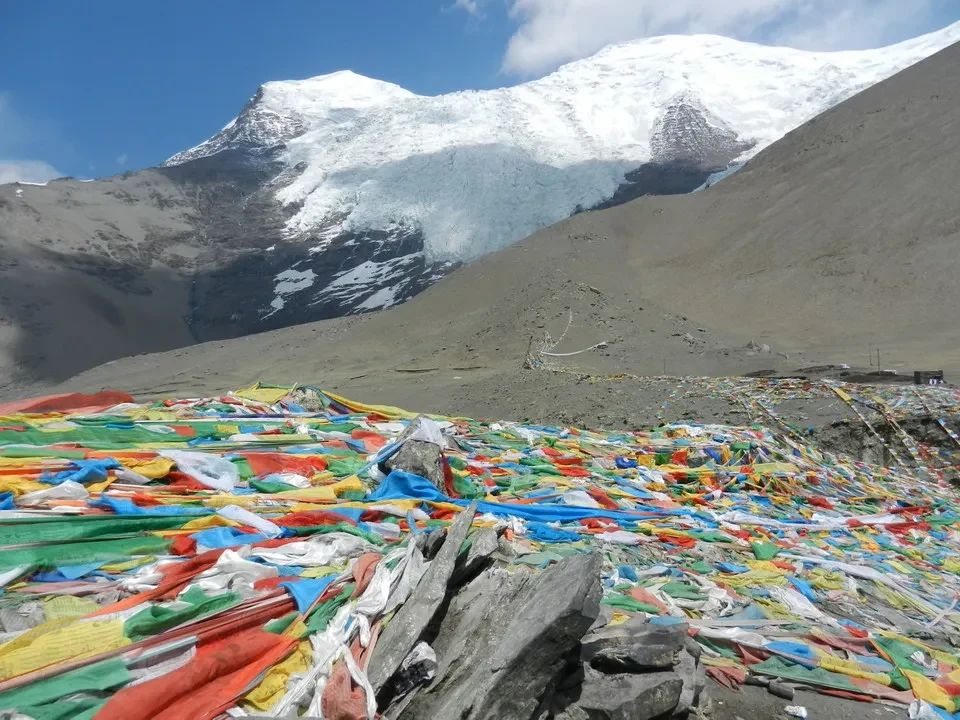 Paesaggio montano del Tibet con il Monte Kailash visibile in lontananza.