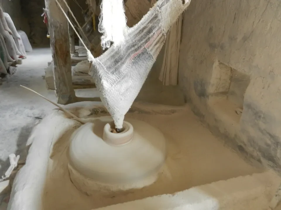 Preparazione di cibo tibetano con farina di orzo e tsampa in un ambiente interno.