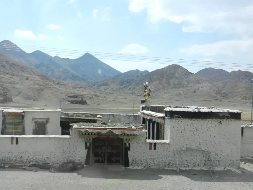Vista panoramica del paesaggio montano del Tibet con le montagne di Kailash e Shigatse in lontananza.
