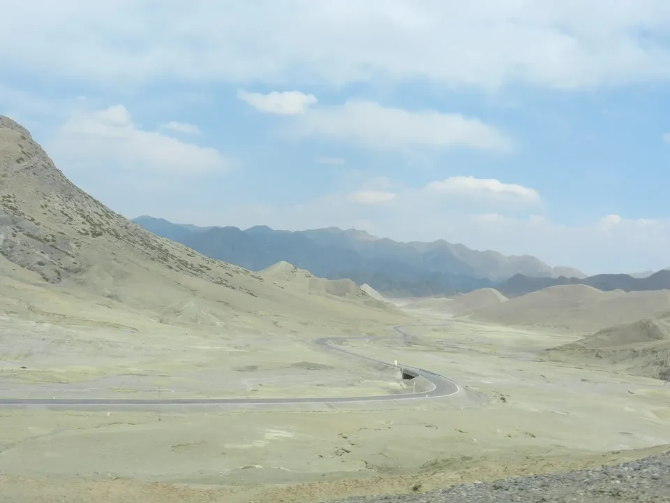 Paesaggio montano e strada sinuosa nel Tibet vicino al Kailash.