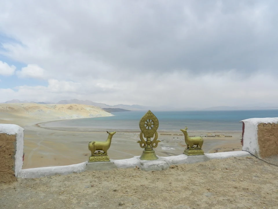 Panorama del Manasarovar e del Chugompa con le montagne del Tibet e del Kailash visibili all'orizzonte.