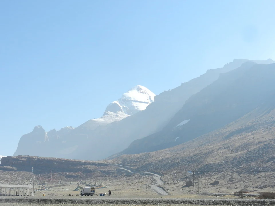 Le montagne innevate del Tibet con il Monte Kailash visibili in lontananza.