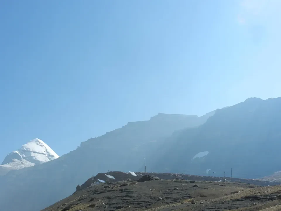 Panorama montano con il Monte Kailash e le montagne circostanti in Tibet.