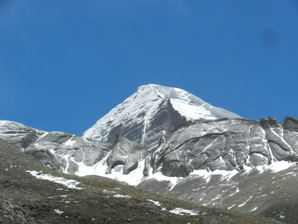 Panorama montano del Kailash con il Monte Tibet visibile sotto un cielo azzurro.